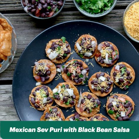 Black Bean Sev Puri, as the name indicates is puris topped with a black bean salsa and sev. Tangy, crispy and tongue ticklingly delicious chaat!!!!! Paan Ice Cream Recipe, Chat Recipes, Appetizer Soup, Sev Puri, Chats Recipe, Lets Chat, Mini Meals, Black Bean Salsa, Indian Appetizers