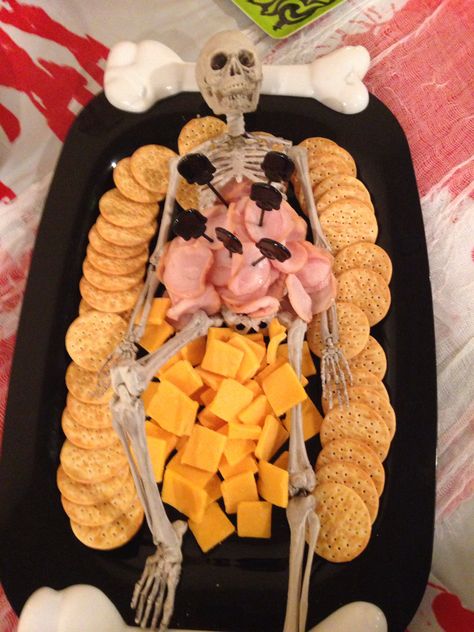 Skeleton appetizer Skeleton Appetizer, Skeleton Food, Gross Halloween Foods, Halloween Dip, Seasoned Sour Cream, Snacks And Appetizers, Family Halloween Party, Vegetable Tray, Halloween Treats Easy