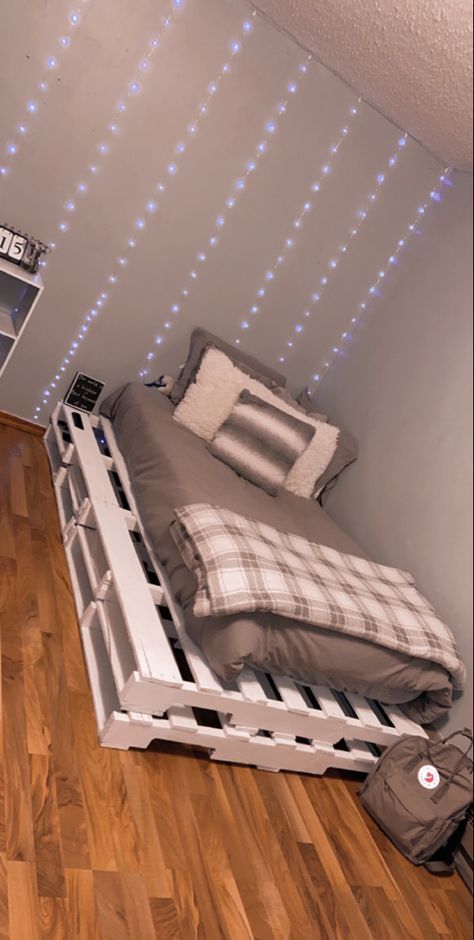 Twin Bed Frame Ideas Diy, Pallet Under Bed, Twin Bed Pallet Ideas, Pallet Bed Frame Twin Size, Simple Pallet Bed, Wood Pallet Bed Frame Twin Easy Diy, White Pallet Bed, Pallet Bed Twin, Twin Size Pallet Bed Diy