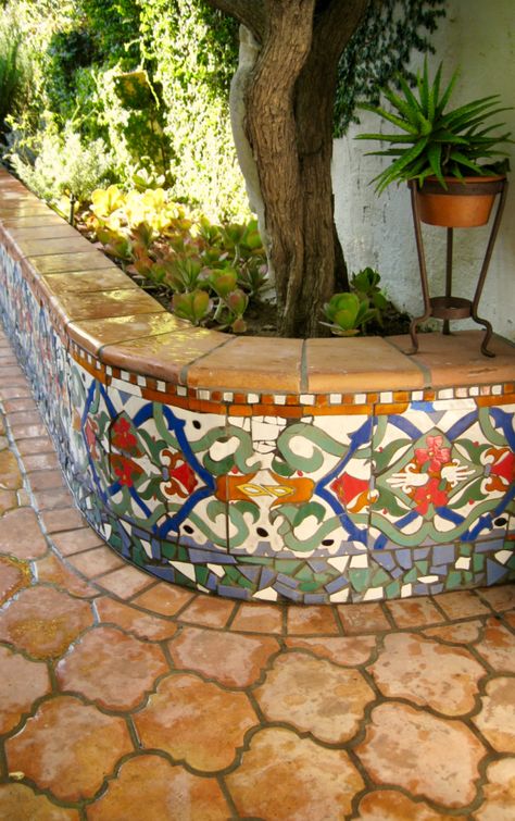 Style Hacienda, Mexican Tile Floor, Spanish Garden, نباتات منزلية, Patio Tiles, Fireclay Tile, Mexican Home, Spanish Style Home, Mexican Tile