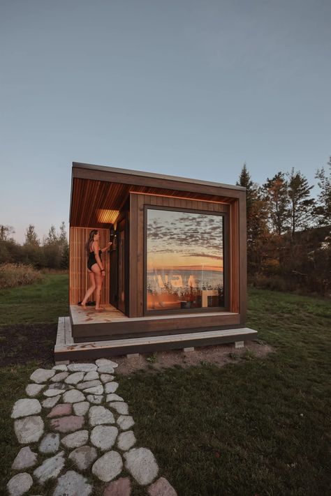 Welcome to Glistening Shores: A Sauna and Stay Destination on the North Shore - Cedar and Stone Nordic Sauna Outdoor Sauna Small Backyard, Outdoor Shower And Sauna, Outdoor Sauna Design Ideas, Sauna In Woods, Sauna In Garden, Sauna Outside, Outdoor Guest House, Outdoor Sauna Ideas Backyards, Outside Sauna