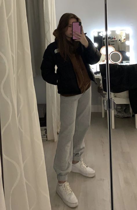 Grey Sweatpants Outfit Girl, Grey Sweatpants Women Outfit, Rosa Sweatpants Outfit, Cute Outfits With Grey Sweatpants, Sweatpants Outfit Girl, Light Grey Sweatpants Outfit, Black Sweatpants Outfit For School, Dark Grey Sweatpants Outfit, Outfits With Black Sweatpants