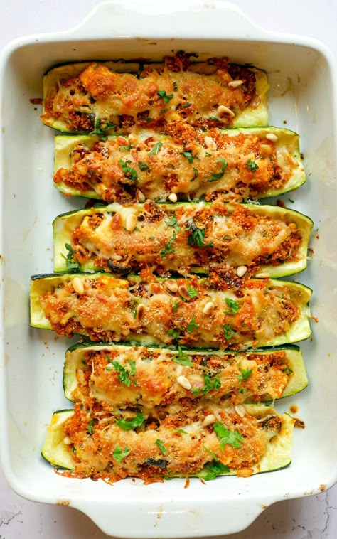 Gefüllte Zucchini mit Feta und Couscous - super lecker! - Shibas Kitchen Zucchini Feta, Stuffed Zucchini, Veggie Dinner, Low Carb Zucchini, Low Carb Vegan, Yummy Lunches, Eat Smart, Health Eating, Meat Free