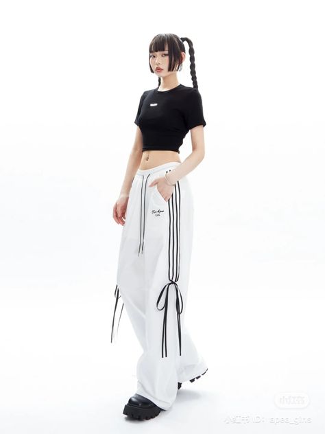 Girl Crush Kpop Outfits, Black And White Dance Outfit, Dynamic Outfit, Dance Practice Outfits, Kpop Dance Outfits, Neural Pathways, Fashion Bella, Dance Outfits Practice, Clueless Outfits