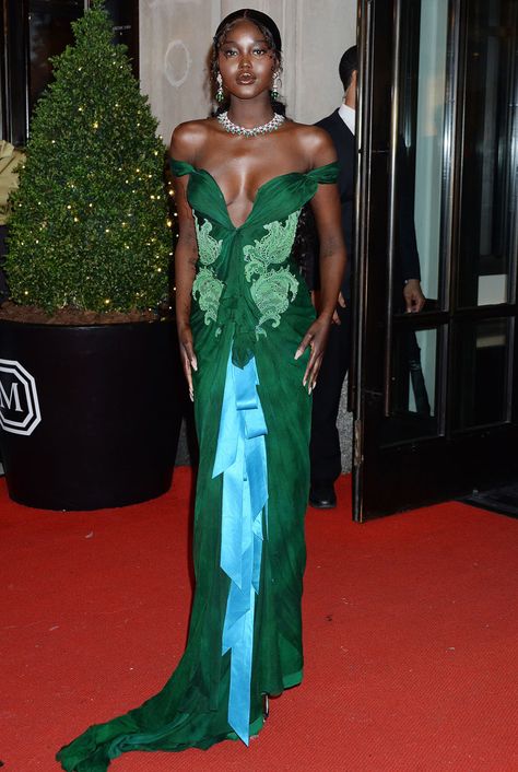 Adut Akech Met Gala, Adut Akech, Mark Hotel, Met Gala Outfits, Beautiful Photoshoot Ideas, Prom Poses, Looks Black, Celebrity Red Carpet, I Love Girls