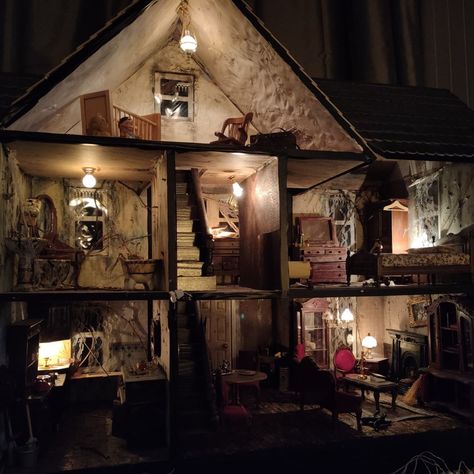 Creepy Dollhouse, Scary Doll House, Creepy Dollhouse Aesthetic, Doll House Haunted House, Old Doll House Halloween, Southern Gothic Dollhouse, Dollhouse Decorating, Haunted Dollhouse, Scary Dolls