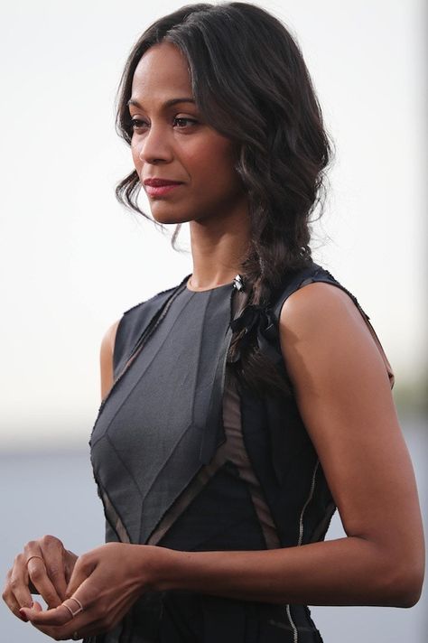 Zoe Saldana's hair fell in soft waves and was swept to one side in a loose braid tied with a ribbon Out Of The Furnace, Louboutin Boots, Maria Menounos, High Spirits, Loose Braids, Gemini Woman, Zoe Saldana, Book Ideas, Elie Saab