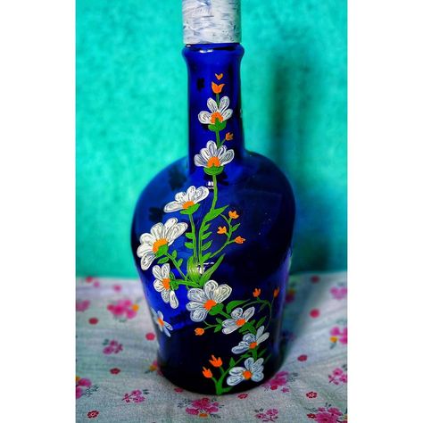 Antiquity Bottle Painting, Bottle Mandala, Peacock Feather Decor, Clay Bottles, Bottle Art Projects, Bottle Decorations, Painted Glass Bottles, Diy Wall Decals, Door Signs Diy