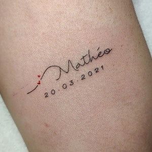 26 Tasteful Tattoo Ideas for Parents Tattoo Ideas For Parents, Parent Tattoo, Tattoos For Parents, Family Name Tattoos, Birthdate Tattoo, Handwriting Tattoos, Name Tattoo Ideas, Tiny Heart Tattoos, Parent Tattoos