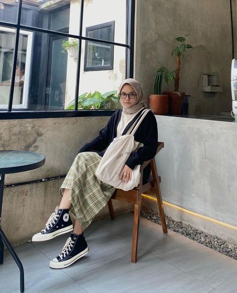 Converse Outfit Hijab, Campus Outfit Hijab, College Outfits Hijab, Kuliah Outfit, Outfit Campus, Outfit Ngampus, Stylish Outfits Casual, Collage Outfits, Hijab Simple