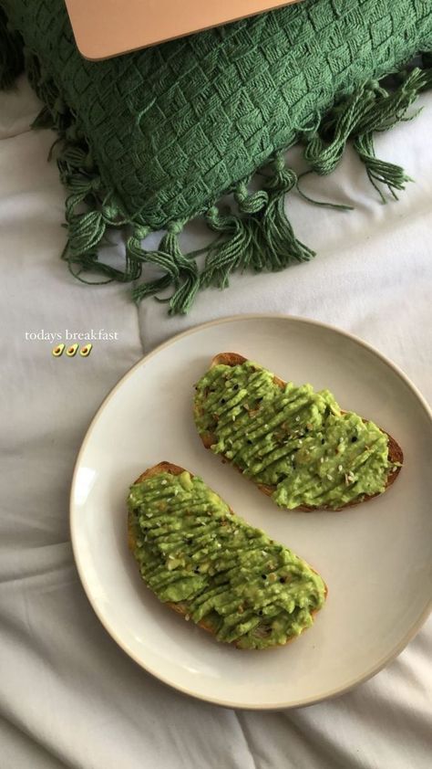 Avo On Toast Aesthetic, Avocado Toast Instagram Story, Avacodo Toast Recipes Breakfast, Healthy Morning Snacks, Morning Snacks, Toast Recipe Breakfast, Fruit Paintings, Bakery Foods, Recipe Breakfast