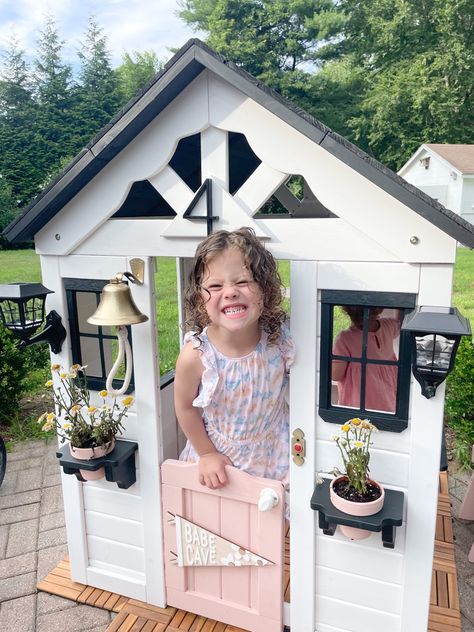 Backyard Discovery Playhouse, Playhouse Photoshoot, Backyard Discovery Playhouse Makeover, Playhouse Accessories Outdoor, Playhouse Decorating Ideas, Green Playhouse, Plastic Playhouse Makeover, Pink Playhouse, Playhouse Decor