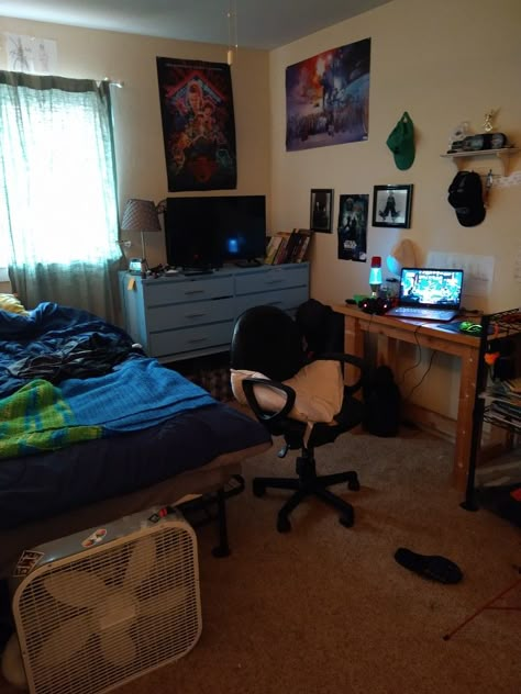 Kinda Messy Room, Messy Gamer Room, Messy Room Background, Messy Gaming Setup, Older Brother Core Room, Dirty Room Aesthetic, Messy House Aesthetic, Messy Dorm Room, Aesthetic Messy Room