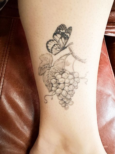 @yuna.tattoos Grape Bunch Tattoo, Grape Vine Tattoo Minimalist, Grape Vine Tattoos For Women, Vineyard Tattoo, Grapevine Tattoo, Grape Vine Tattoo, Grape Tattoo, Butterfly Reference, Wine Tattoo