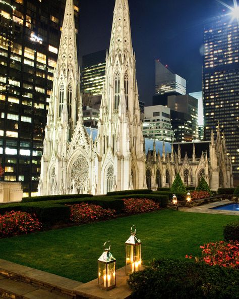 Invite your fiancé-to-be to your own private rooftop oasis. This midtown marvel holds a small, trimmed English garden overlooking Fifth Avenue and Saint Patrick’s Cathedral. Rent the space to pop the question and have friends and family show up after for a surprise engagement party. Wedding Photos List, 620 Loft And Garden, New York Romantic, Wedding Venues New York, Best Places To Propose, Wedding Photo List, Rockefeller Center Christmas Tree, At Home Dates, Garden Reception