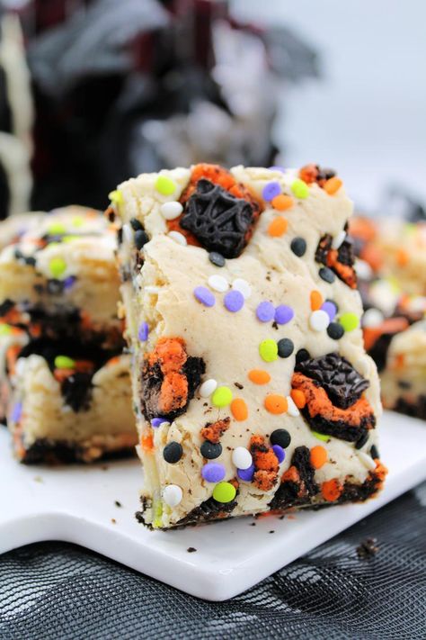 Halloween Oreo Cake Bars Halloween Oreo Cake, Simple Oreo Cake, Recipes For A Potluck, Halloween Cookie Bars, Halloween Dessert Bars, Halloween Themed Recipes, Pumpkin Poke Cake, Halloween Party Desserts, Oreo Cookie Cake