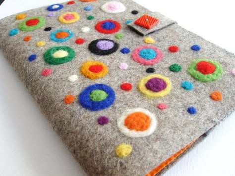 Fabric Book Covers, Book Cover Diy, Wool Felt Projects, Felt Cover, Felt Crafts Diy, Wet Felting Projects, Felt Book, Felt Embroidery, Wool Projects