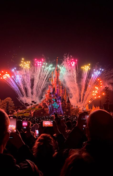 Disneyland Paris Fireworks, Disney World Fireworks, Disneyland Fireworks, Disney World Aesthetic, Disneyland Parks, Disney Fireworks, Fireworks Pictures, 2024 Board, Disneyland California Adventure