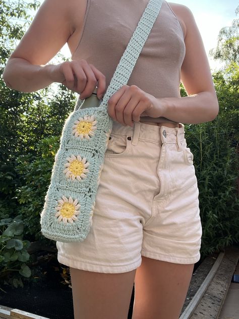 Granny Square Holder, Crochet Granny Square Accessories, Crochet Water Bottle Holder Granny Square, Granny Square Bottle Holder, Summer Granny Square, Cute Summer Crochet Ideas, Crochet Water Bottle Sleeve, Granny Square Water Bottle Holder, Easy Summer Crochet Projects