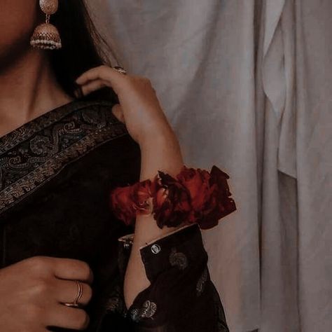 Aesthetic Pfp Instagram Vintage, Aesthetic Pfp Instagram, Aesthetic Lovers, Trending Summer Nails, Perfect Pic, Pfp Instagram, Bitmoji Outfits, Outfits Baddie, Saree Poses