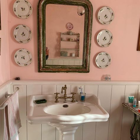 Rooms Decoration, Murs Roses, Cottagecore Home, Pink Bathroom, Design Del Prodotto, Dream Apartment, Vintage Bathroom, House Room, Dream Decor