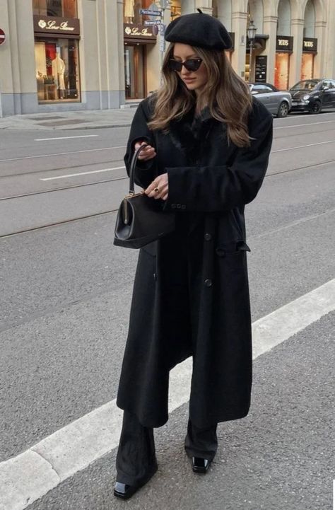 Secrets of French style - how French women dress - striped clothes, oversized, accessories - photos Parisian High Fashion, Winter Italian Fashion, Paris Cold Weather Outfit, Italian Outfit Winter, Italian Winter Fashion, Beret Outfits, Paris Winter Fashion, Milan Outfits, Europe Outfits