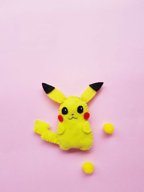 Pokémon Craft - DIY Felt Pikachu Plush Pokemon Felt Ornaments, Felt Pikachu, Felt Pokemon, Pokemon Ornaments, Plush Craft, Felt Ornaments Patterns, Pokemon Ball, Pokemon Craft, Pikachu Plush