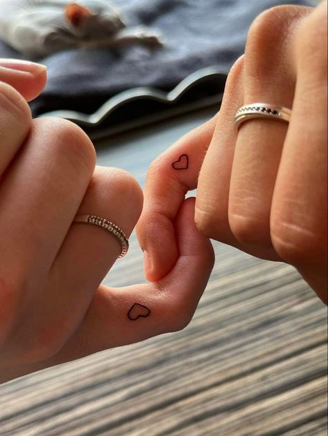 Couple Tattoo Heart, Heart Tattoo On Finger, Finger Tattoos For Couples, Love Heart Tattoo, Maching Tattoos, Tattoos For Couples, Tiny Finger Tattoos, Small Couple Tattoos, Cute Couple Tattoos