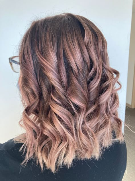 Rose Gold Hair Light Brown, Blonde Highlights With Rose Gold Lowlights, Spring Light Brown Hair Color, Brunette With Rose Gold Balayage, Bronde Balayage Rose Gold, Light Brown With Rose Gold Highlights, Subtle Rose Gold Hair Brunette Balayage Highlights, Rose Gold Highlights Blonde Subtle, Rose Gold Peekaboo Highlights