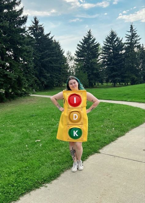 Taylor Swift Concert Outfit Unique, Taylor Swift Traffic Lights, Taylor Swift Halloween Costume Lover, Eras Tour Costume Ideas, Unique Eras Tour Outfits, Traffic Light Costume, Eras Tour Movie Outfits, Taylor Swift Costume Ideas, Eras Tour Costume