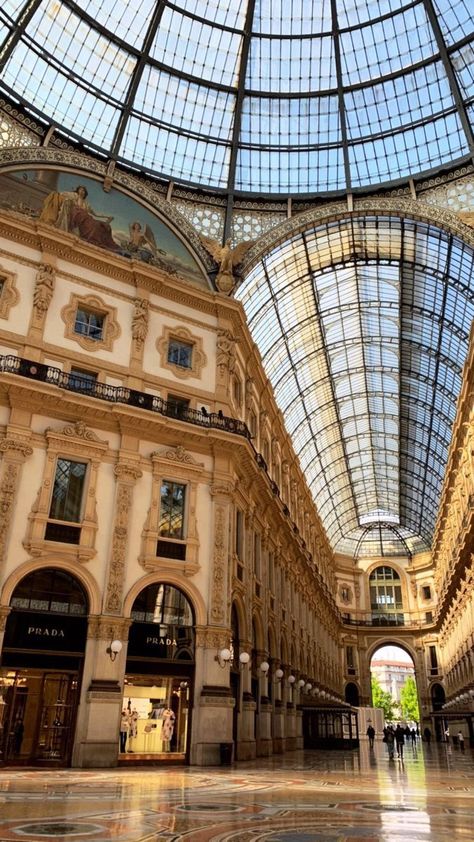 Aesthetic Europe Wallpaper, Milan Travel, Italy Vibes, English Architecture, Italy Aesthetic, Europe Summer, Dream Travel Destinations, City Aesthetic, Travel Tours