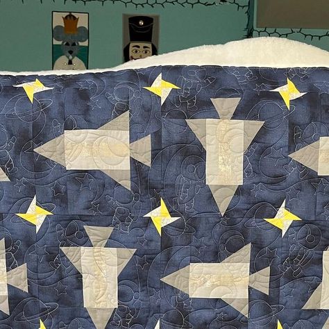 Becky on Instagram: "I love everything about this! Baby rocket ship quilt with Space Explorers E2E design designed for me by @abeandartdesigns Now I want to quilt it on all the things! #beckysquiltingagain #edgetoedgequilting #customdesignbyabeandartdesigns #longarmquiltingservices #turningquilttopsintouseableworksofart" Space Quilts Ideas, Rocket Quilt, Space Baby Quilt, Outer Space Quilt, Ship Quilt, Space Quilt, Rocket Ship, Baby Quilt, Square Quilt