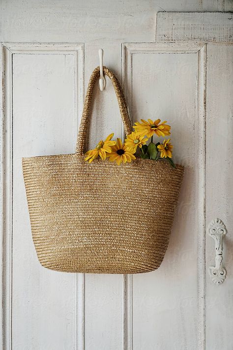 Vintage Flower Arrangements, Straw Purse, Photography Bags, Door Hook, Flower Baskets, Straw Basket, French Market, Ideas Vintage, Iphone Background Wallpaper