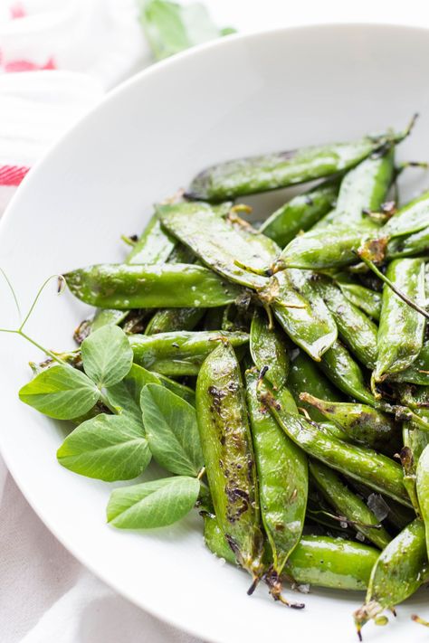 Grilled Peas in the Pod (Video!) | Coley Cooks... Healthy Snack Recipes, Vegan Snack, Pea Recipes, Summer Snacks, Healthy Delicious, Grilled Vegetables, Edamame, Vegan Snacks, Healthy Snacks Recipes