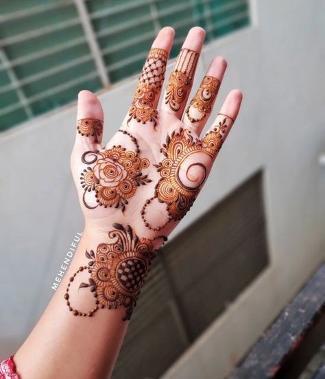 Girlish Mehendi Designs, Aesthetic Mehandi Front Hand Minimal, Mehandi Designs Simple Front Hand, Mehndi On Palm, Girlish Mehndi Designs, Mehendi Designs For Palm, Henna Designs Aesthetic, Mehndi Designs Traditional, Nikkah Henna