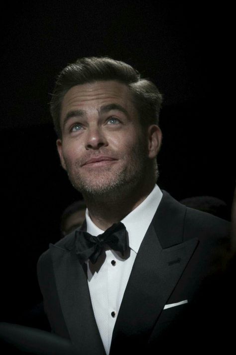 Stunning. Chris Pine Eyes, Cris Pine, Chris Pine Movies, Scale Dress, Hell Or High Water, Cannes 2022, James T Kirk, Star Trek Captains, Club Fashion