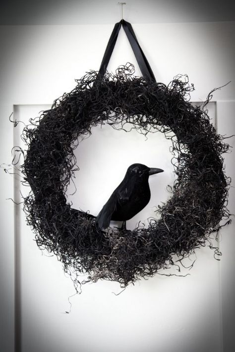 Wreaths Design, Bricolage Halloween, Wreath Hanging, Diy Halloween Wreath, Dollar Store Halloween, Christmas Wreaths Diy Easy, Farmhouse Halloween, Wreath Designs, Christmas Wreaths Diy