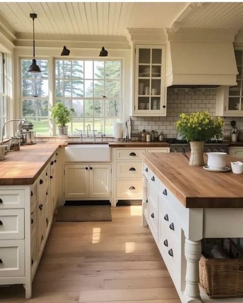 Country Romance Interior Design, Classic Country Kitchen, Country House Aesthetic Interior, Future House Interior, European Cottage Kitchen, American Farmhouse Kitchen, Country Modern Kitchen, Country Farmhouse Aesthetic, White Cottage Interiors