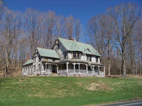 Abandoned+Farmhouses | Abandoned farmhouse with Hope | Flickr - Photo Sharing! Manmade Structures, Abandoned Farmhouse, Abandoned Farm, Old Abandoned Buildings, Creepy Places, Abandoned Homes, Dark Woods, Creepy Houses, Urban Exploring