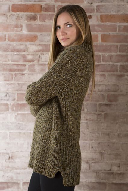 One trend that seems to keep coming back year after year is the oversized sweater. You don’t need to save up for designer knits, after all, you have the skills, now all you need is the right knitting pattern! Oversize Sweater Knitting Pattern, Knitting Patterns Free Sweater, Knit Cardigan Pattern, Jumper Patterns, Knitting Magazine, Oversize Knit, Sweater Knitting Patterns, Stockinette Stitch, Free Knitting Pattern