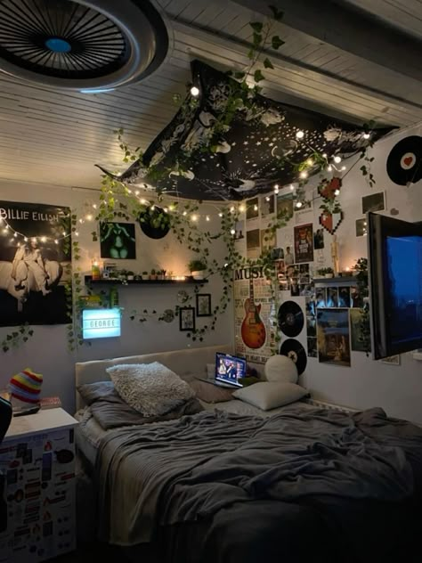 Grudge Room Aesthetics, Cool Teenage Rooms, Room Inspo Indie Grunge, Room Inspo Aesthetic Vintage Indie, Aesthetic Rooms For Teenagers, Cottage Core Grunge Bedroom, Room Ideas Aesthetic Grunge Edgy, How To Decorate A Shared Bedroom, Grunge Small Room