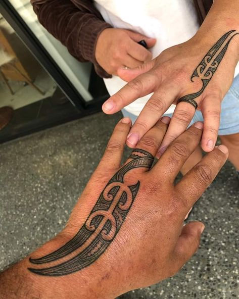 Stingray Tamoko Tattoo, Ta Moko Women Hand, Stingray Polynesian Tattoo, Polynesian Manta Ray Tattoo Design, Manta Ray Tattoo Polynesian, Ring Tattoo Designs, Ring Tattoos, Tattoo Designs, Dots