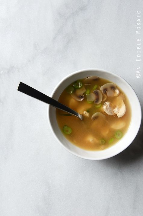 Easy Miso Chicken Soup      //     chicken broth, soy sauce, rice seasoning, chicken breast, mushrooms, miso paste, scallion Irish Potato Soup, Asian Soups, Miso Soup Recipe, Miso Chicken, Dinner Friends, Irish Potato, Med Diet, Snacks Under 100 Calories, Smart Food