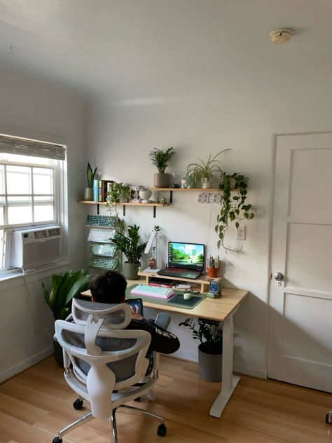 Manifesting Lifestyle, Cozy Desk Setup, Pretty Desks, Cozy Desk, Cozy Office, Office Guest Room, Gaming Room Setup, Pc Setup, Home Office Setup