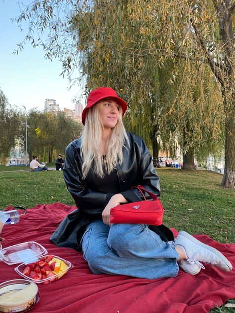 Red Prada Bag Outfit, Red Bucket Hat Outfit, 2000 Purse, Fuzzy Bucket Hat Outfit, Bucket Hat Street Style, Red Prada Bag, Prada 2000, Prada Bag Outfit, Red Bucket Hat