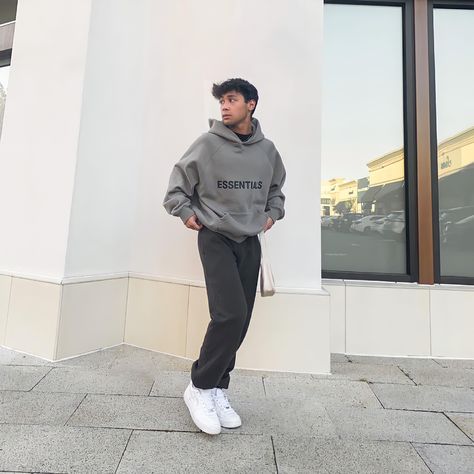 essentials hoodie minimal style feed neutral tone aesthetic grey beige fashion fashionblogger fashion-tips feed fear of god Essentials Hoodie Outfit, Hoodie Outfit Ideas, Pink Hoodie Outfit, Vintage Athletic Wear, Sweat Suits Outfits, God Logo, Mens Wardrobe Essentials, Hoodie Outfit Men, Sporty Street Style