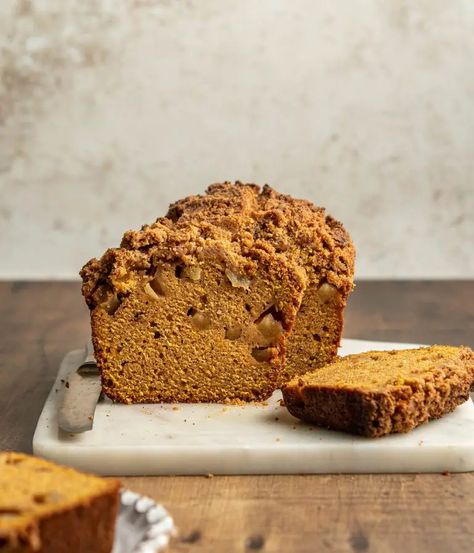 Pumpkin Apple Streusel Bread - Cherry on my Sundae One Pan Dishes, Pumpkin Apple Bread, Spiced Pretzels, Pan Dishes, Bacon Sauce, Apple Streusel, Midday Snack, Warm Apple, Apple Bread