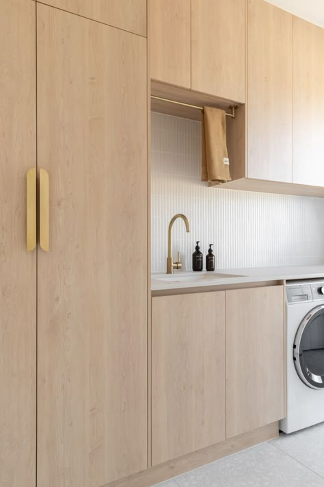 A warm toned laundry filled with wooden joinery and brushed brass tapware and accessories. Stunning Laundry Rooms, Palm Springs Kitchen, Palm Springs Interior Design, Palm Springs Interior, Laundry Cupboard, Perfect Laundry Room, Palm Springs Architecture, Abi Interiors, Laundry Room/mudroom