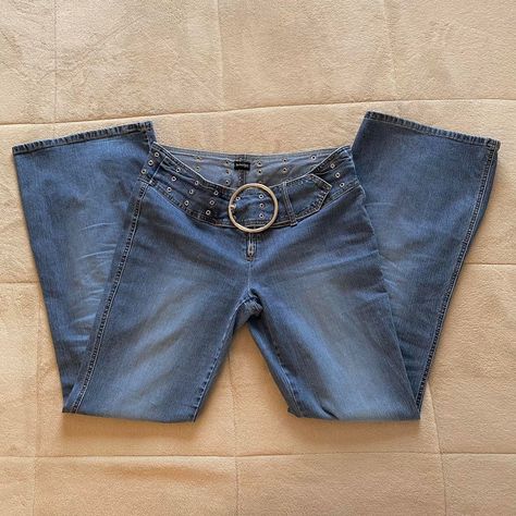 90s Pants Jeans, Low Rise Jeans With Belt, 2000s Bratz, Y2k Low Rise Jeans, Belted Jeans, Bratz Y2k, Y2k Bratz, Low Rise Baggy Jeans, Low Waisted Jeans