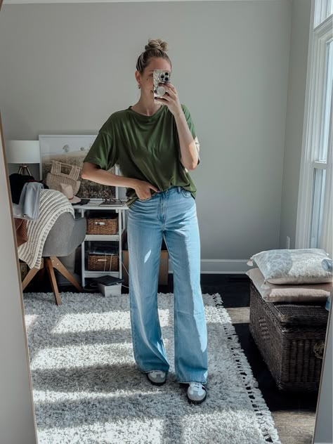 Wide Leg Jeans And Graphic Tee, Wide Leg Full Length Jeans Outfit, Wide Leg Jeans Outfit Tennis Shoes, Wide Leg Jeans Graphic Tee Outfit, Wide Leg Levis Outfit, Wise Leg Jeans Outfit, Light Denim Wide Leg Jeans Outfit, Wide Leg Jeans And Tshirt, Wide Leg Jeans Outfit 2024